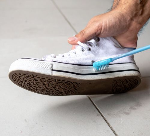 Frottez doucement avec une vieille brosse � dents sur les zones sales, en insistant sur les semelles lat�rales