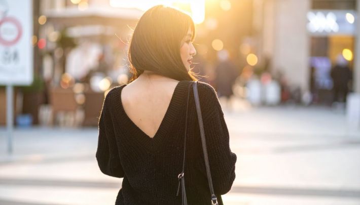 5 faons de porter votre pull dcollet dos pour un look irrsistible
